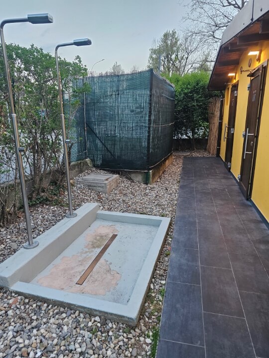 outdoor-shower-wc